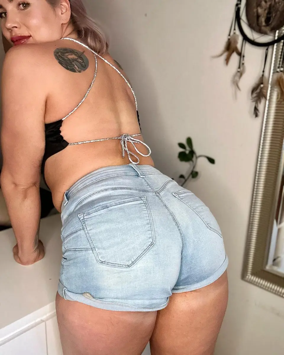 Ceinwen escort in Dubai